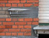 Rue des Éburons 31, Bruxelles Extension Est, détail du piédroit gauche de la vitrine (© APEB, photo 2015).