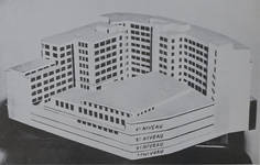 Rue Ravenstein 48-70 et Cantersteen 39-55, Bruxelles, extension du Shell Building en intérieur d'ilôt, maquette de l'extension (© Shell Echo, 1955)