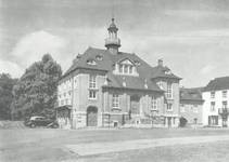 Place communale 17, Lobbes, ancienne maison communale (© Dumont, Dumont & Van Goethem, Quelques travaux d'architecture, [1939], p. 12 )